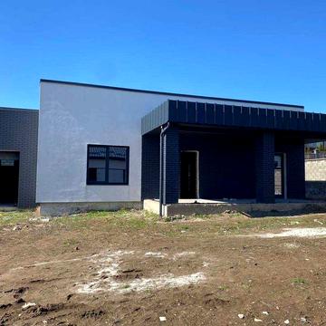 Будинок з гаражем та міськими мережами район Екватору