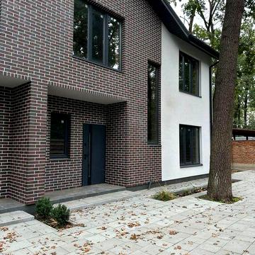 Дуби та Сосни поруч з Будинком. Центральна Лісова Буча.ГАЗ