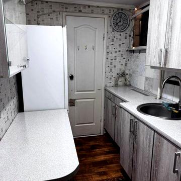 Здам частину будинку в гарному районі.