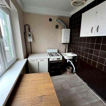 Продам 2 х ком квартиру. Никопольская.