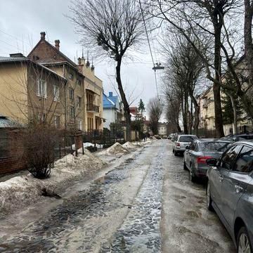 Продаж вул.Гузара 2 кім квартири, ближній центр в парковій зоні.