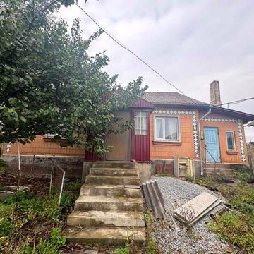 Продається 2 окремих будинки за  ціною одного с. Бугрин