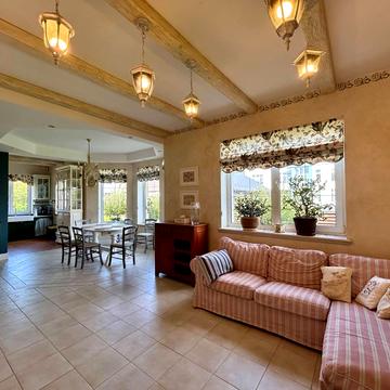 Висоцького, 8