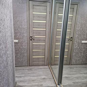 Продам 2 ком.кв.СТРОИТЕЛЕЙ 30.999у.е.Новая мебель и техника.