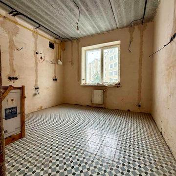 Продаж великої Євро двушки з частковим ремонтом, є власний дворик 2%оф