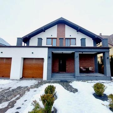 Продаж двоповерхового будинку.