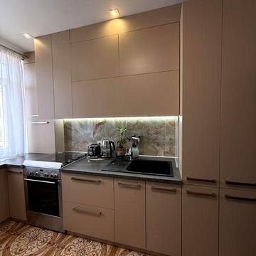 Затишна двокімнатна з якісним ремонтом! Два балкони! Програми так! Газ