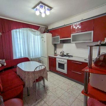 Автозаводська 16. 2-кім квартира .