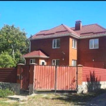 Гарний будинок біля річки .