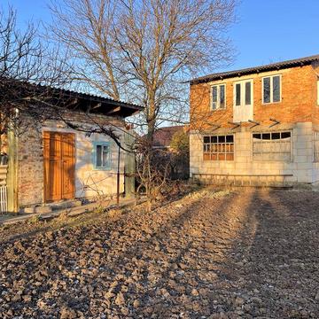 Садова ділянка щ незавершеною дачею Нова Українка