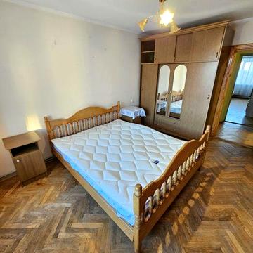 В районі центр.парку . В гарному житловому стані,інд.опалення.