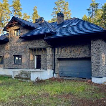 Капітальний будинок на 17 сотках. Цоколь, гараж та гостьовий будинок