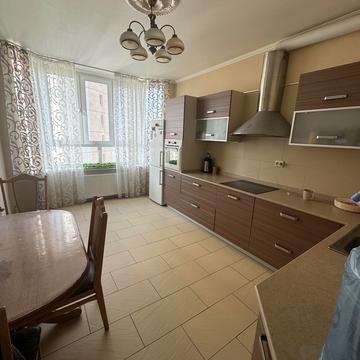 Анни Ахматової вул., 34