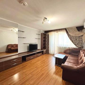 Анни Ахматової вул., 13