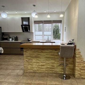 Віта Поштова  новий  будинок,світло постійно,є укриття .