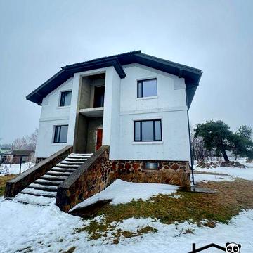 Продається просторий двоповерховий будинок з цокольним поверхом.