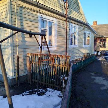 Продам будинок в центрі селища