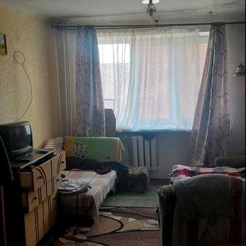 Продається простора кімнатна в гуртожитку . Район ТРЦ Київ.