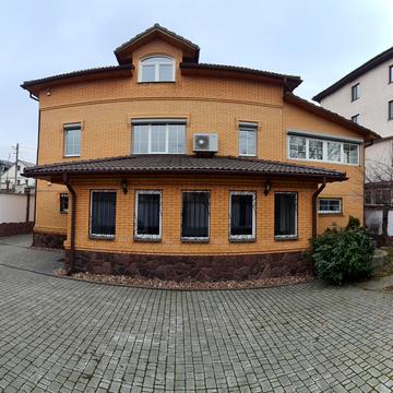 Купянська вул., 38