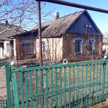 Продам дім біля річки.