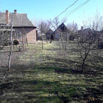 Продам дім біля річки.