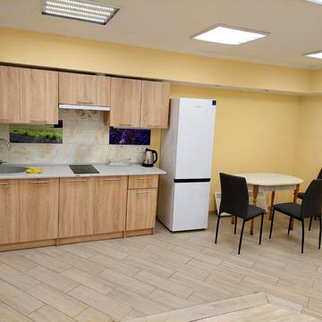 Юності вул., 3