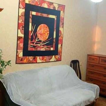 Квартира світла мебльована в цегляному теплому будинку.