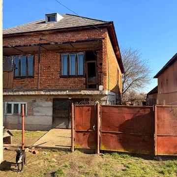 Двоповерховий будинок | с. Есень (біля кордону)