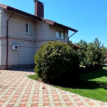 Добротный дом с бассейном.