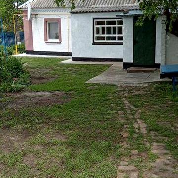 Продам недорого будинок з надвірними будівлями 9500$. Торг