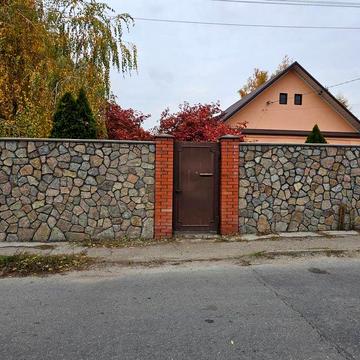 Будинок - 4 кімнати, ділянка 7 соток.