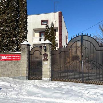 Продається двохповерховий житловий будинок у Рівному