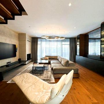 Оренда сучасного котеджу біля лісу у Брюховичах