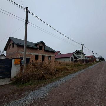 Продаж незавершеного дому з ділянкою в Пустомитах
