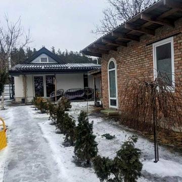 Продаж сучасного будинку. Поряд сосновий ліс, річка. Світло є завжди.