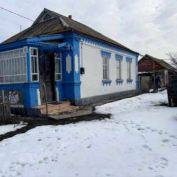 Продам будинок в центрі села.
