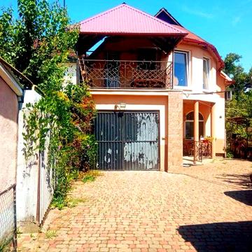 Продаж двох будинків у Центрі.