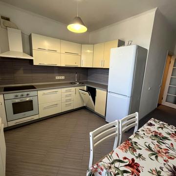 Валерія Лобановського вул., 29