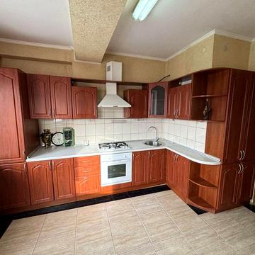 Продам 3 кімнатну квартиру 101 м2 ,парк 2 хв,газ,4 кладовки,без %