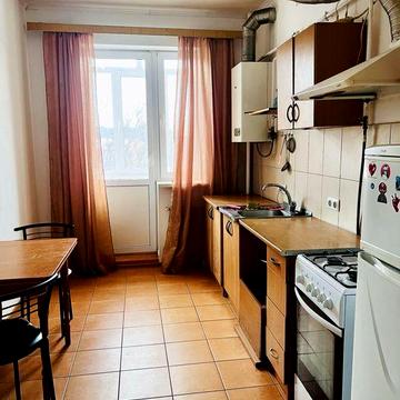 Простора квартира з великою лоджією