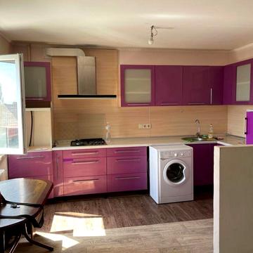 Продам квартиру 3 спальні+ кухня студія. Чорноморськ