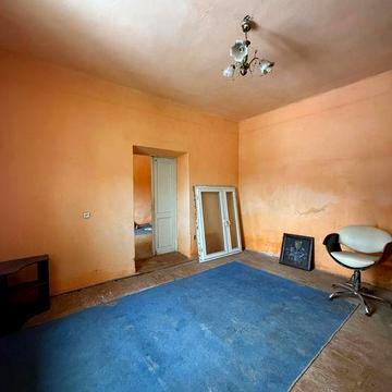 2-кімнатна квартира в центрі під ремонт