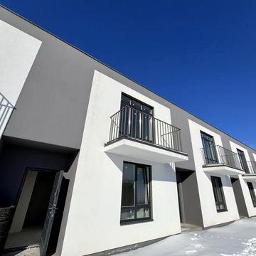 Таунахус біля озера з балконом. єОселя !!!