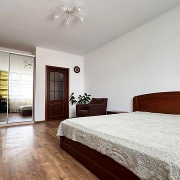 Воскресенська вул., 14-Б