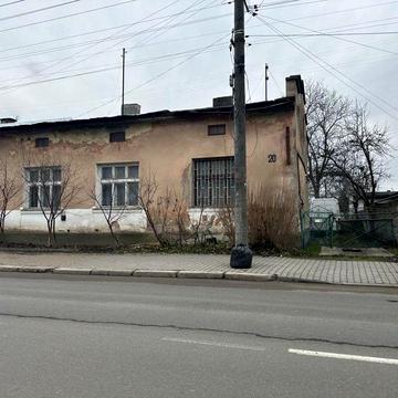 Продам півособняк на Хоткевича із земельною ділянкою,1 ряд від дороги.