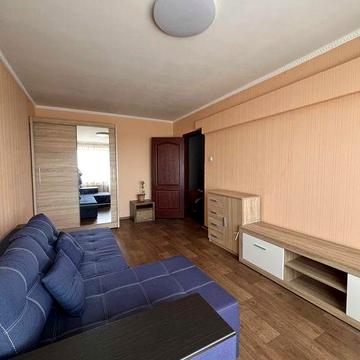 Простора 2-к квартира ,середний поверх