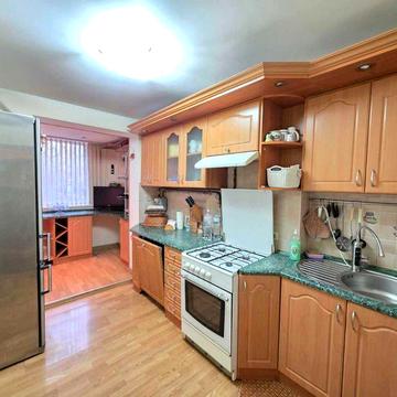 Просторная квартира с ремонтом и 2мя балконами в районе 1й станции.