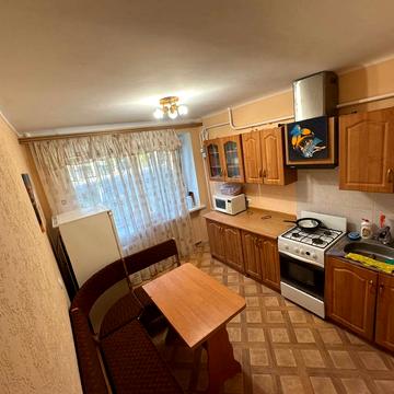 Богдана Хмельницького вул., 8