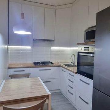 Продається компактна квартира  на Озерні