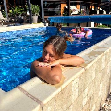 Оренда будинку потижнево біля Києва з теплим басейном для сімї. Ліс.